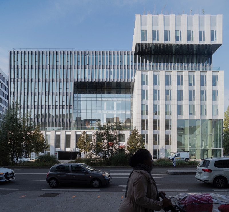 Press kit | 2845-03 - Press release | Partenord Habitat Plot - Coldefy - Institutional Architecture -  From Boulevard Belfort, facades of the offices and of the Partenord Habitat HQ (on the right). In the center, the urban window open to the city  - Photo credit: Julien Lanoo