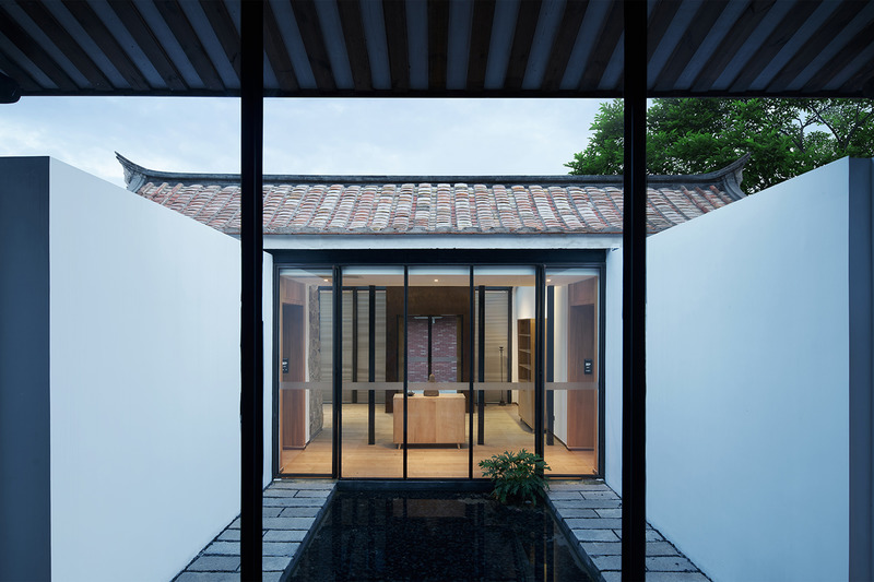 Press kit | 5639-01 - Press release | XiangyuXiangyuan Home Stay - The Design Institute of Landscape & Architecture China Academy of Art Co., Ltd. - Residential Architecture - Courtyard surrounded by white walls and glass - Photo credit: <p class="">AOGVISION<br></p>