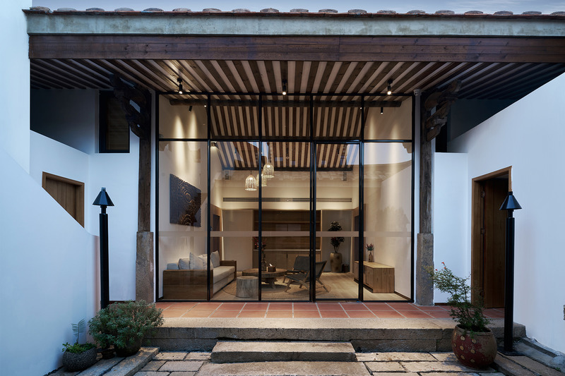 Press kit | 5639-01 - Press release | XiangyuXiangyuan Home Stay - The Design Institute of Landscape & Architecture China Academy of Art Co., Ltd. - Residential Architecture - Glass under the wooden eaves - Photo credit: <p class="">k·bphoto</p>