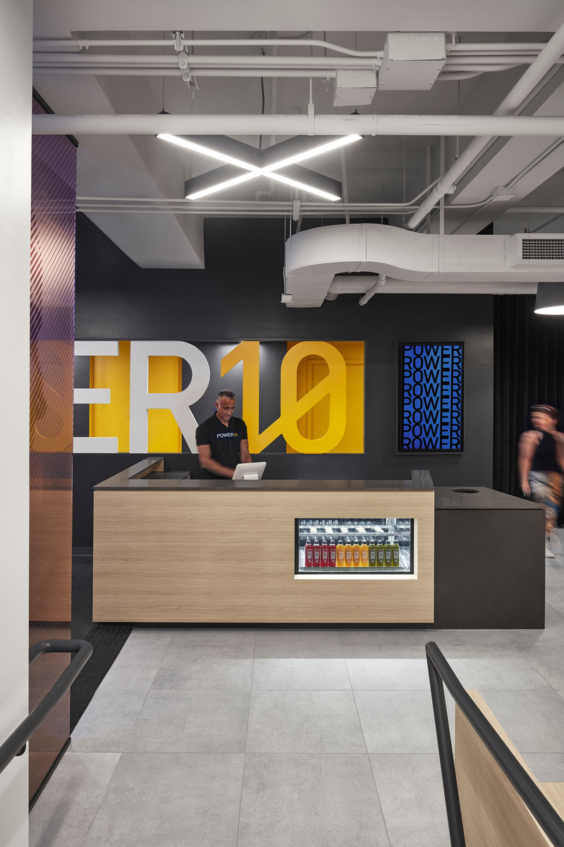 Dossier de presse | 1513-04 - Communiqué de presse | Power10 Fitness - Dubbeldam Architecture + Design - Design d’intérieur commercial -   Power10 Fitness, Toronto’s first dedicated rowing studio, boasts dynamic lighting, integrated graphics and bold colours to create an engaging, high-energy design concept.   - Crédit photo : Riley Snelling
