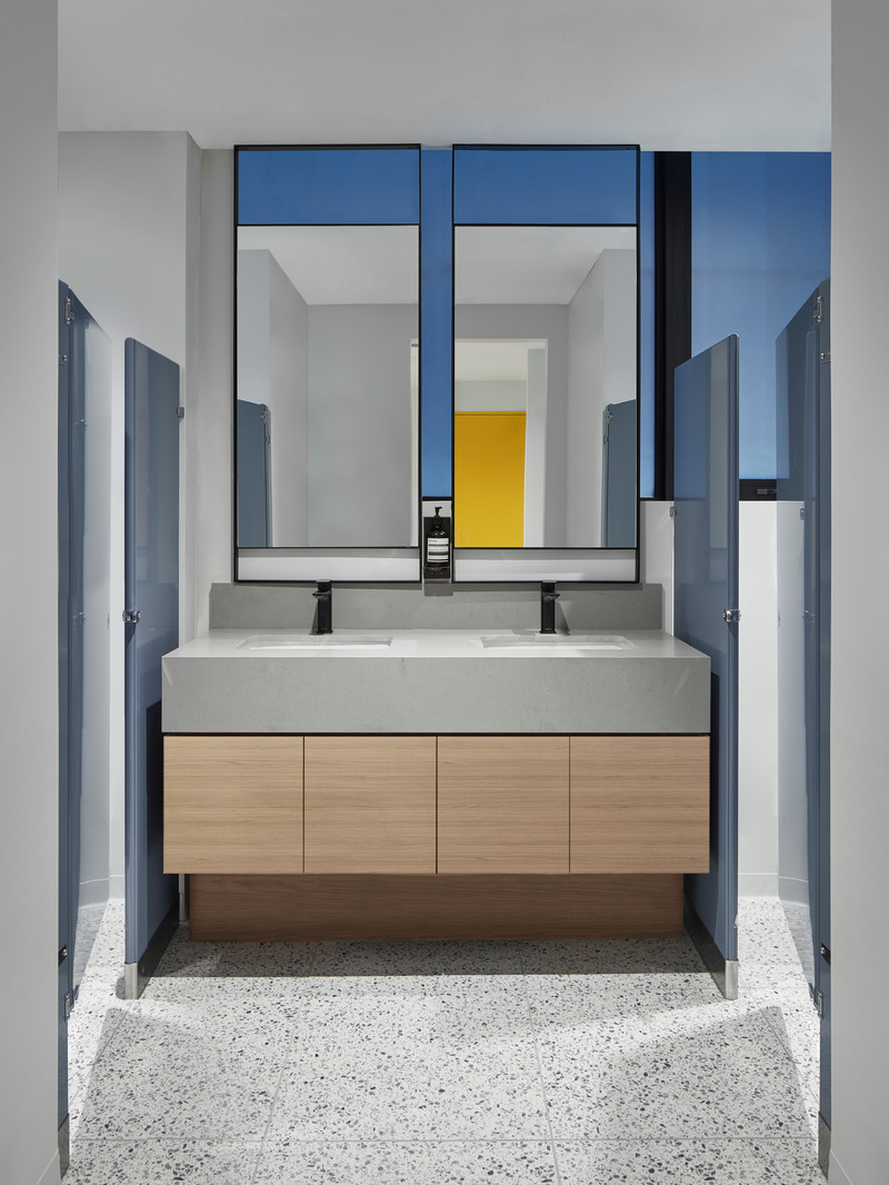 Dossier de presse | 1513-04 - Communiqué de presse | Power10 Fitness - Dubbeldam Architecture + Design - Design d’intérieur commercial -  A calm version of the material palette is used in the washrooms and change rooms, providing an opportunity for a cool-down moment in between workouts.  - Crédit photo : Riley Snelling