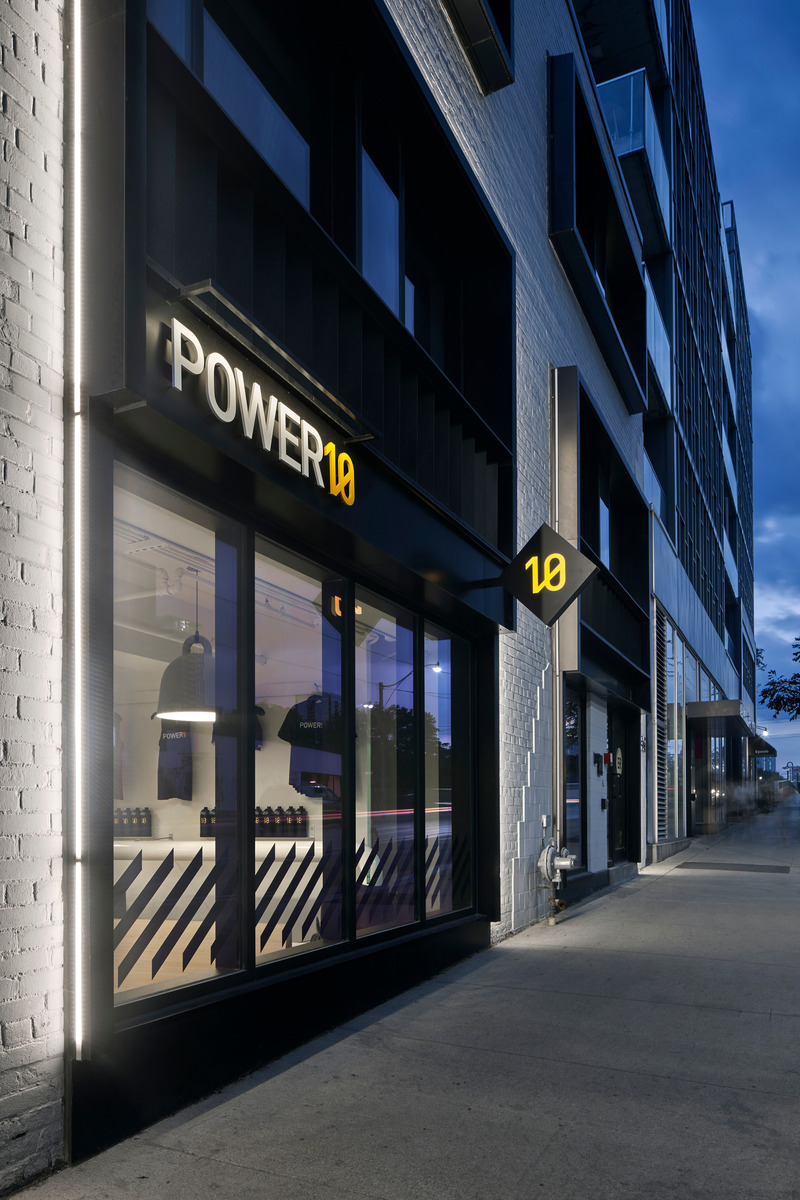 Dossier de presse | 1513-04 - Communiqué de presse | Power10 Fitness - Dubbeldam Architecture + Design - Design d’intérieur commercial -   Located in the heart of Toronto's busy Queen Street East retail area, Power10 Fitness’ storefront view offers passersby a glimpse into a rowing gym designed to accelerate adrenaline and enhance performance.<br>   - Crédit photo : Riley Snelling