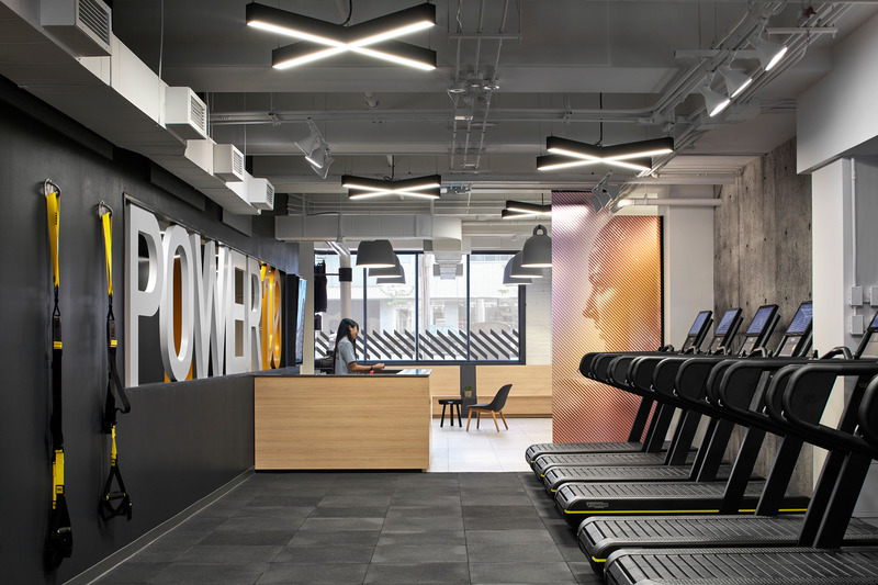 Dossier de presse | 1513-04 - Communiqué de presse | Power10 Fitness - Dubbeldam Architecture + Design - Design d’intérieur commercial -  A shared branding scheme unifies various spaces throughout the fitness studio. Large diagonal lines used as accent graphics are a riff on the oars of a boat and suggest activation and forward movement.  - Crédit photo : Riley Snelling