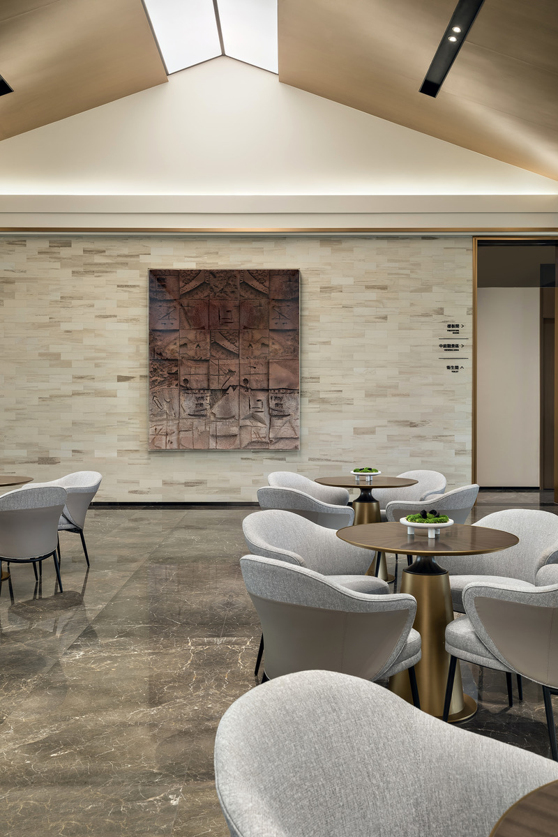 Dossier de presse | 5630-02 - Communiqué de presse | Mountain and Sea Art Hall - Beijing Serendipper Decoration Design Group Co. - Architecture commerciale - The installation painting imitates layers of rock pages - Crédit photo : ©️Sean