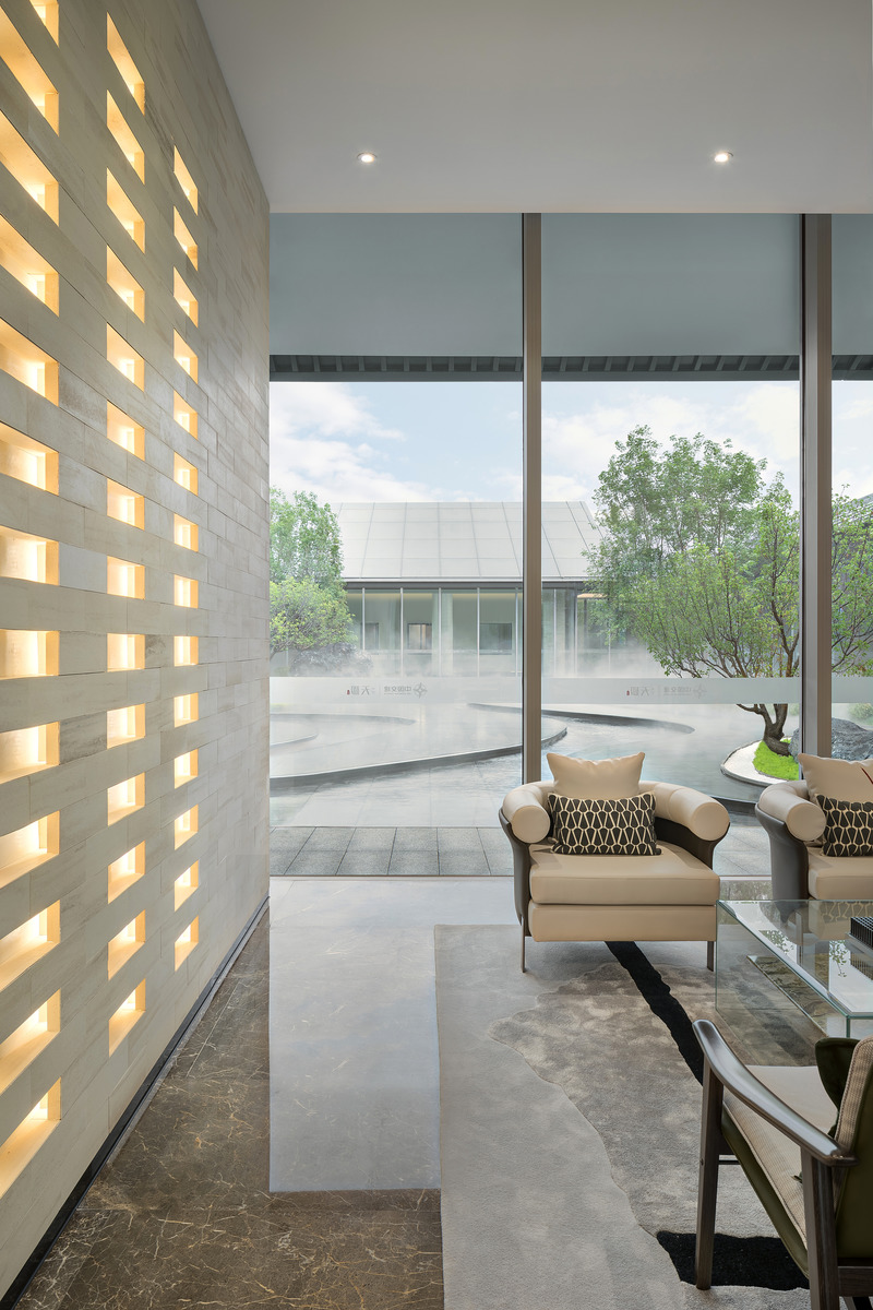 Dossier de presse | 5630-02 - Communiqué de presse | Mountain and Sea Art Hall - Beijing Serendipper Decoration Design Group Co. - Architecture commerciale - Exterior courtyard viewed from inside - Crédit photo : ©️Sean