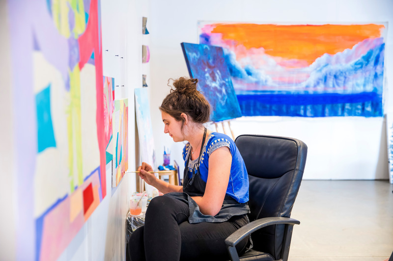 Press kit | 870-11 - Press release | How to reduce vacant retail spaces in Downtown areas: A historic collaboration between commercial real estate and the visual arts community in Canada - Art Souterrain - Art - Louise Campion working at Le Central in Montreal. - Photo credit: Thierry du Bois