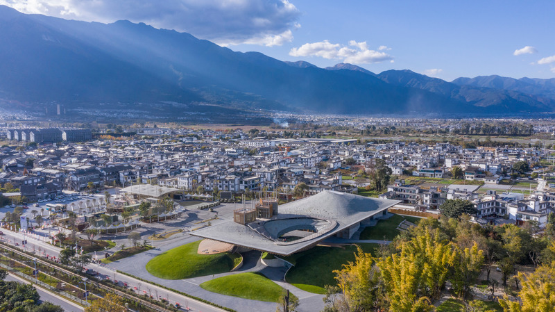 Dossier de presse | 1002-04 - Communiqué de presse | Yangliping Performing Arts Center - Studio Zhu-Pei - Architecture de paysage - Aerial view - Crédit photo : Jin Weiqi