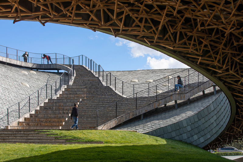 Dossier de presse | 1002-04 - Communiqué de presse | Yangliping Performing Arts Center - Studio Zhu-Pei - Architecture de paysage - View from outdoor theater to roof ramp - Crédit photo : Jin Weiqi