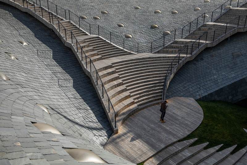 Dossier de presse | 1002-04 - Communiqué de presse | Yangliping Performing Arts Center - Studio Zhu-Pei - Architecture de paysage - Roofscape and outdoor theater - Crédit photo : Jin Weiqi