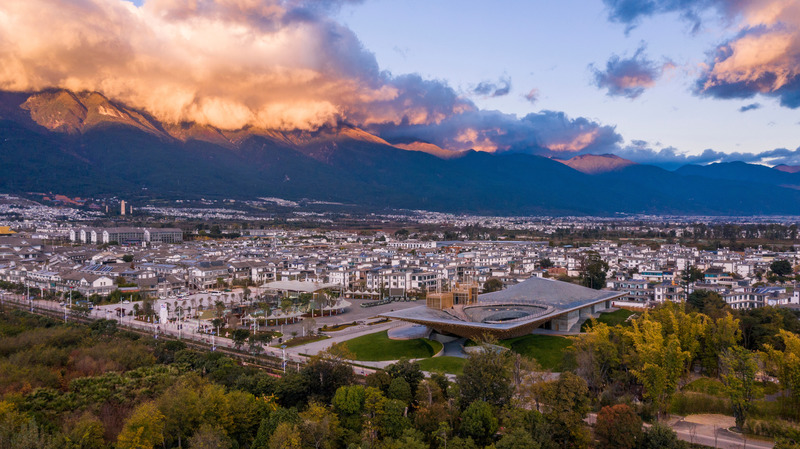 Dossier de presse | 1002-04 - Communiqué de presse | Yangliping Performing Arts Center - Studio Zhu-Pei - Architecture de paysage - The Performing Arts Center at sunset - Crédit photo : Jin Weiqi