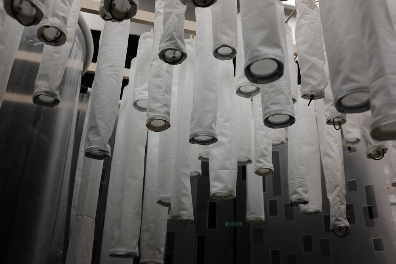 Dossier de presse | 5720-01 - Communiqué de presse | Wisteria: Emotive Intelligent Architecture as an Embodiment of Human Emotion and Cognition - Morphogenesis Lab - Évènement + Exposition - This interactive installation filled with a forest of cylindrical fabric shrouds that suspend from the ceiling. Image shows installation in neutral emotion status.  <br style=""> - Crédit photo : Mona Ghandi, Nicole Liu, Mohamed Ismail