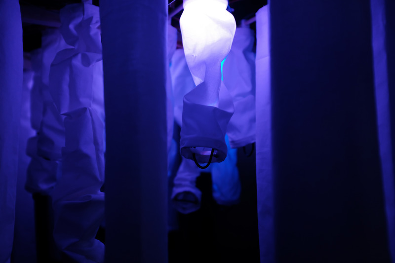 Dossier de presse | 5720-01 - Communiqué de presse | Wisteria: Emotive Intelligent Architecture as an Embodiment of Human Emotion and Cognition - Morphogenesis Lab - Évènement + Exposition - The LED lights in the shrouds, evenly diffused, creating different lighting effects based on different emotions. - Crédit photo : Mona Ghandi, Nicole Liu, Mohamed Ismail