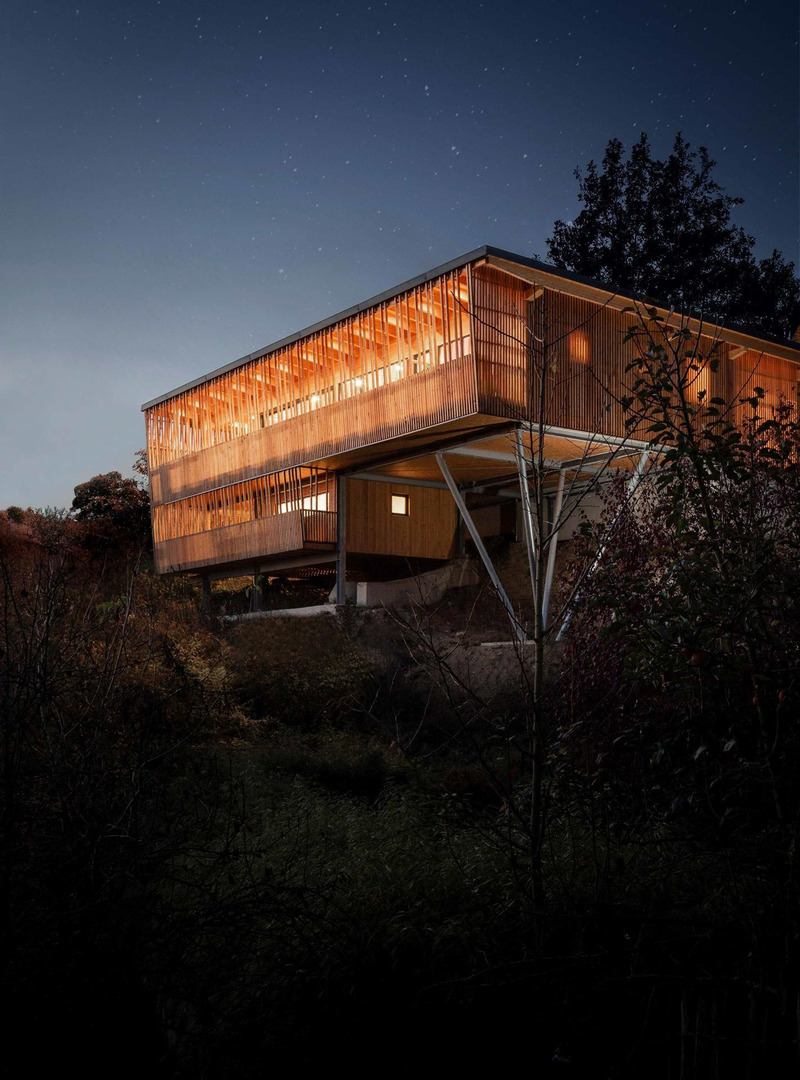 Press kit | 2506-09 - Press release | Place to be: Ecological Building with Design - Agrob Buchtal - Residential Architecture - This photo impressively proves that ecology and design are not contradictory and can be mutually beneficial. Supports made of recycled steel make the house appear light and almost floating. In addition, less floor space is sealed and more valuable rainwater can seep into the ground.<br style=""> - Photo credit: Lumina Kreativagentur