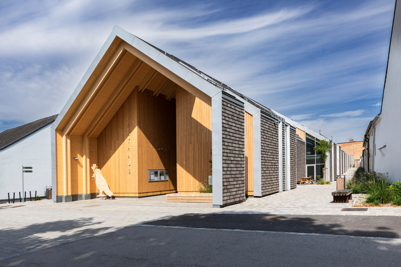Dossier de presse | 2483-03 - Communiqué de presse | Community Center Großweikersdorf, Austria - smartvoll - Architecture institutionnelle - View from the main square <br> - Crédit photo : Romana Fürnkranz