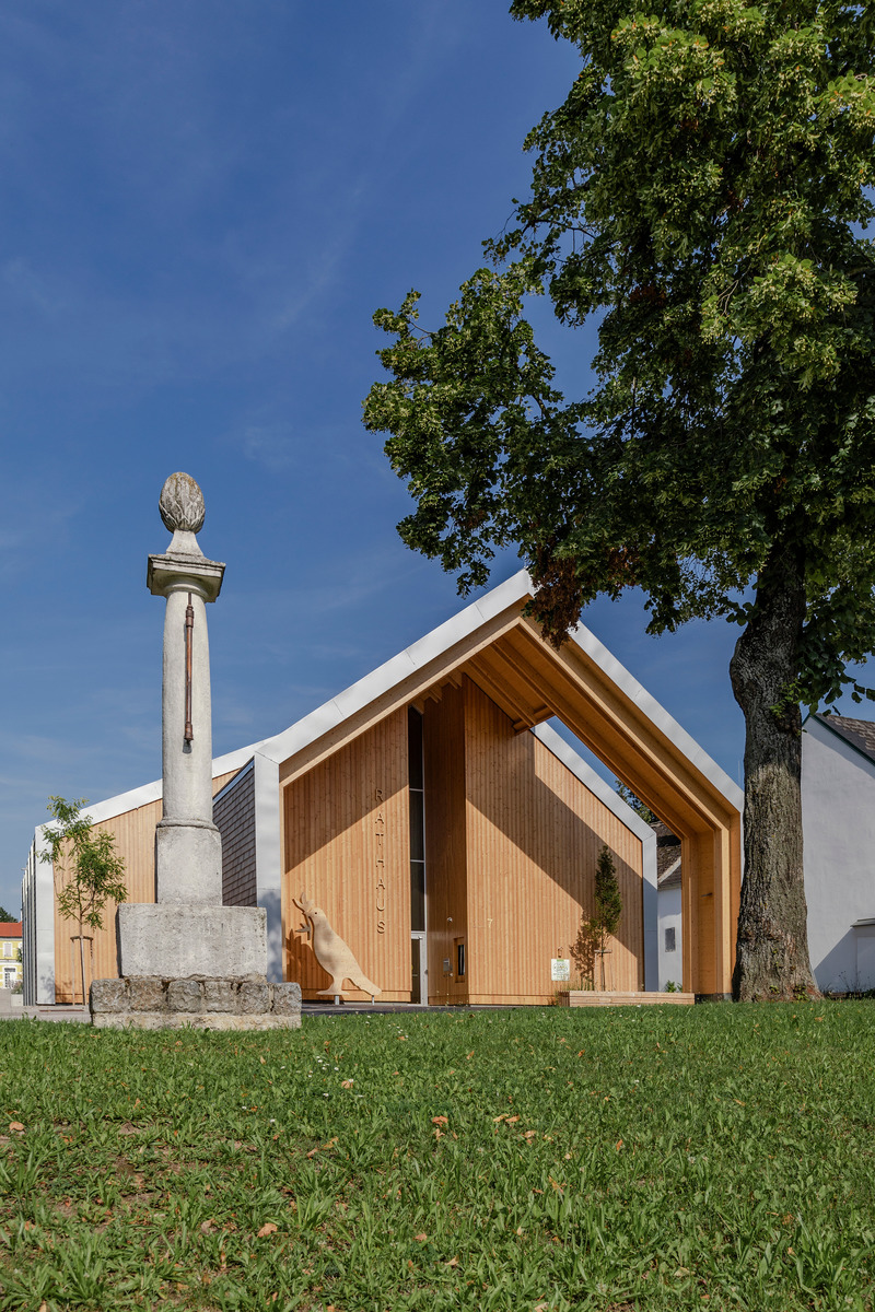 Dossier de presse | 2483-03 - Communiqué de presse | Community Center Großweikersdorf, Austria - smartvoll - Architecture institutionnelle - View from the main street - Crédit photo : Romana Fürnkranz<br style="">