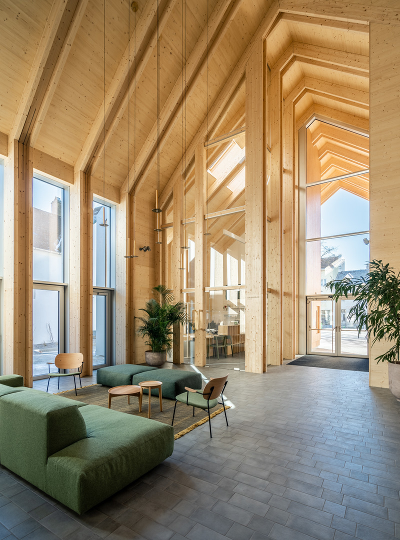 Dossier de presse | 2483-03 - Communiqué de presse | Community Center Großweikersdorf, Austria - smartvoll - Architecture institutionnelle - Interior - look at the main entrance<br> - Crédit photo : Dimitar Gamizov