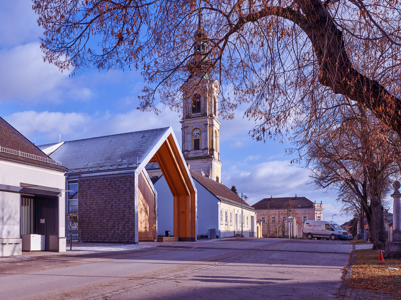 Dossier de presse | 2483-03 - Communiqué de presse | Community Center Großweikersdorf, Austria - smartvoll - Architecture institutionnelle - View of the main square and the building<br style=""> - Crédit photo : Jörg Seiler