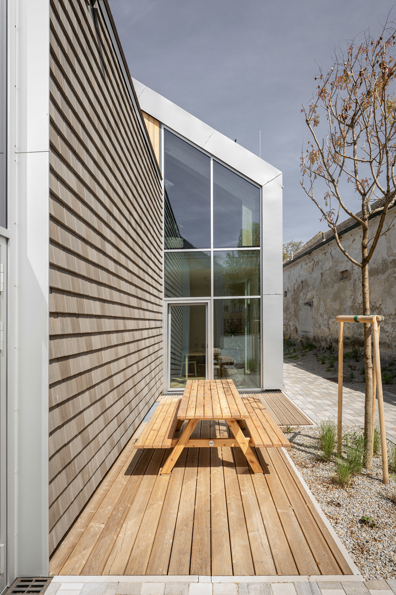 Dossier de presse | 2483-03 - Communiqué de presse | Community Center Großweikersdorf, Austria - smartvoll - Architecture institutionnelle - Outdoor space<br style=""> - Crédit photo : Wienerberger/Andreas HafenscherInterior
