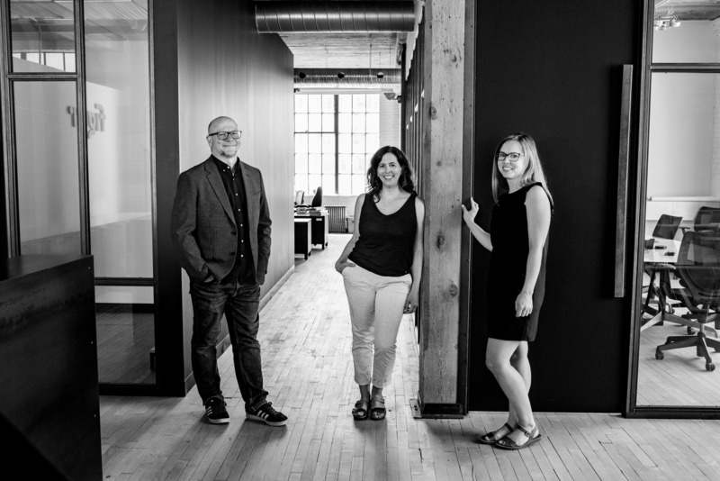Dossier de presse | 1132-05 - Communiqué de presse | Figurr collectif d'architectes compte de nouveaux architectes directeurs - Figurr collectif d'architectes - Architecture commerciale - De gauche à droite : Keith Johnson, Maud Joubert, Melissa Du Plessis - Crédit photo : Véronique Moisan Photographe