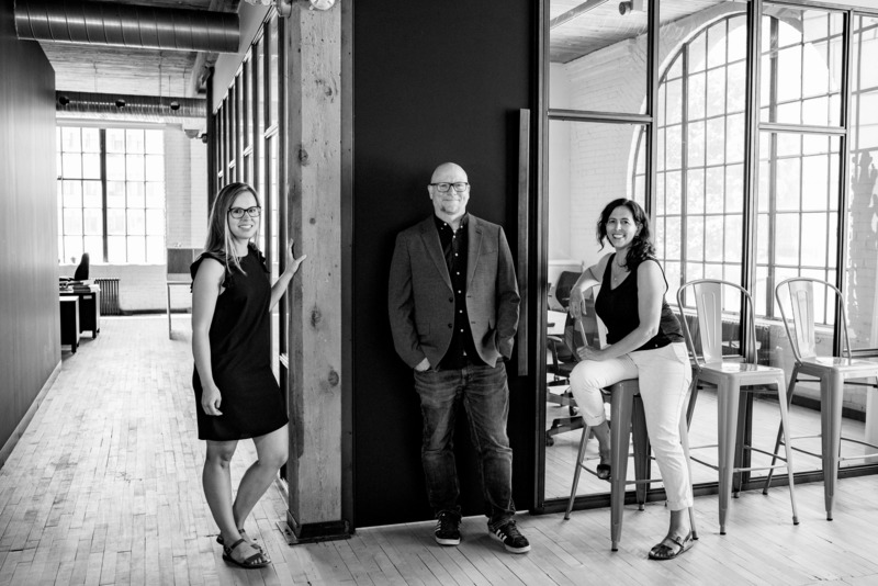 Dossier de presse | 1132-05 - Communiqué de presse | Figurr collectif d'architectes compte de nouveaux architectes directeurs - Figurr collectif d'architectes - Architecture commerciale - De gauche à droite : Melissa Du Plessis, Keith Johnson, Maud Joubert - Crédit photo : Véronique Moisan Photographe
