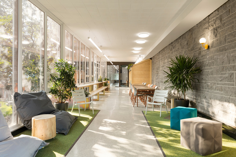 Press kit | 1299-09 - Press release | Collège Notre-Dame - Taktik Design - Institutional Architecture - Lounge area, general view - Photo credit: Maxime Brouillet