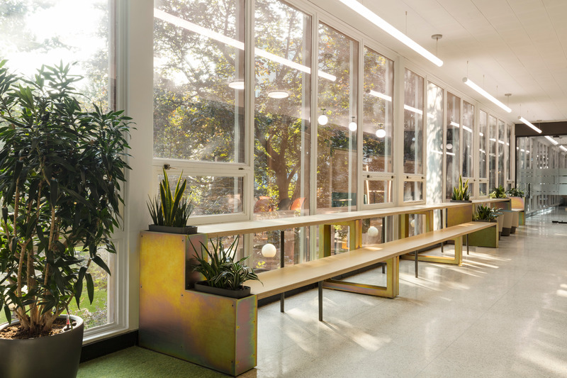 Press kit | 1299-09 - Press release | Collège Notre-Dame - Taktik Design - Institutional Architecture - <pre>Custom work table</pre> - Photo credit: Maxime Brouillet