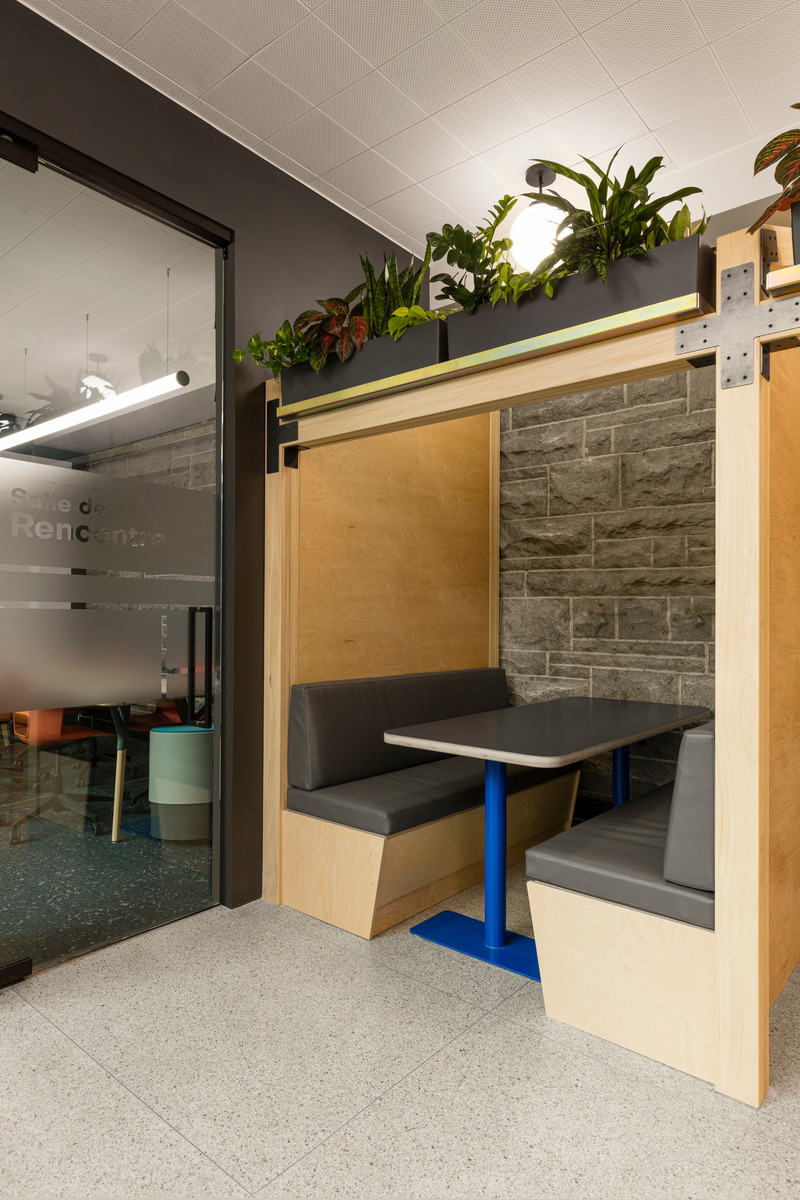 Press kit | 1299-09 - Press release | Collège Notre-Dame - Taktik Design - Institutional Architecture - <pre>Work cubicle next to the meeting room</pre> - Photo credit: Maxime Brouillet