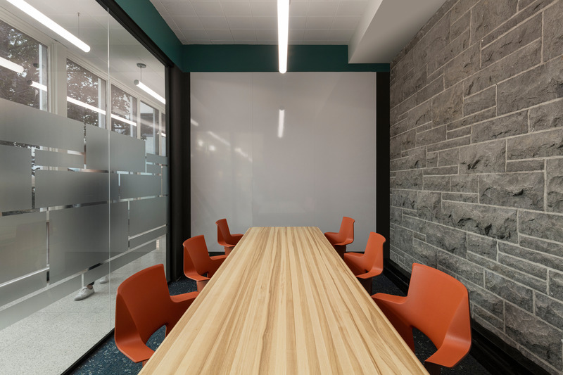 Press kit | 1299-09 - Press release | Collège Notre-Dame - Taktik Design - Institutional Architecture - Meeting room - Photo credit: Maxime Brouillet