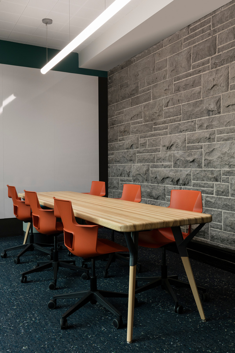 Press kit | 1299-09 - Press release | Collège Notre-Dame - Taktik Design - Institutional Architecture - <br class="">Wooden table by Taktik Design in the meeting room - Photo credit: Maxime Brouillet