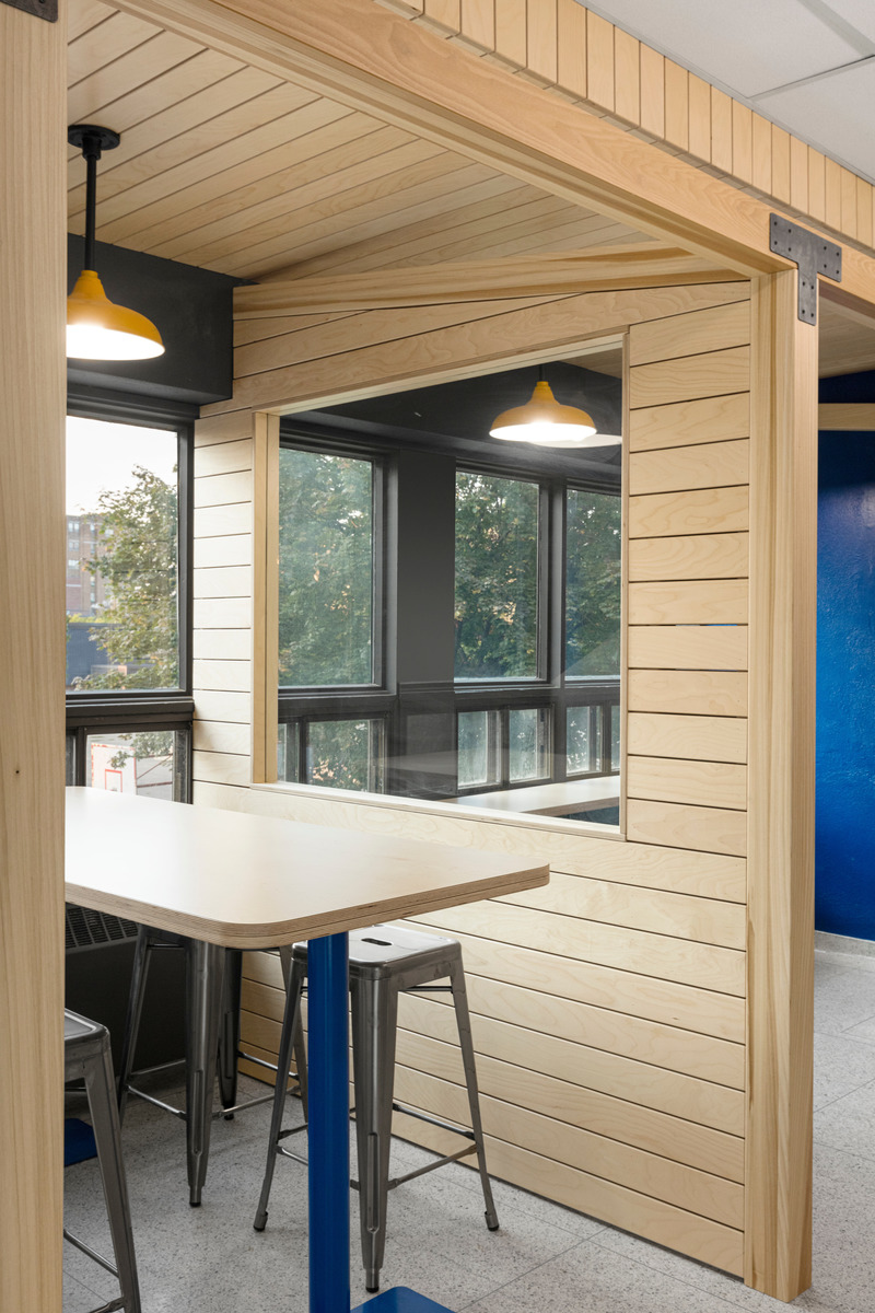 Press kit | 1299-09 - Press release | Collège Notre-Dame - Taktik Design - Institutional Architecture -  <pre>Custom-made ash wood structure and furniture</pre>  - Photo credit:  Maxime Brouillet 