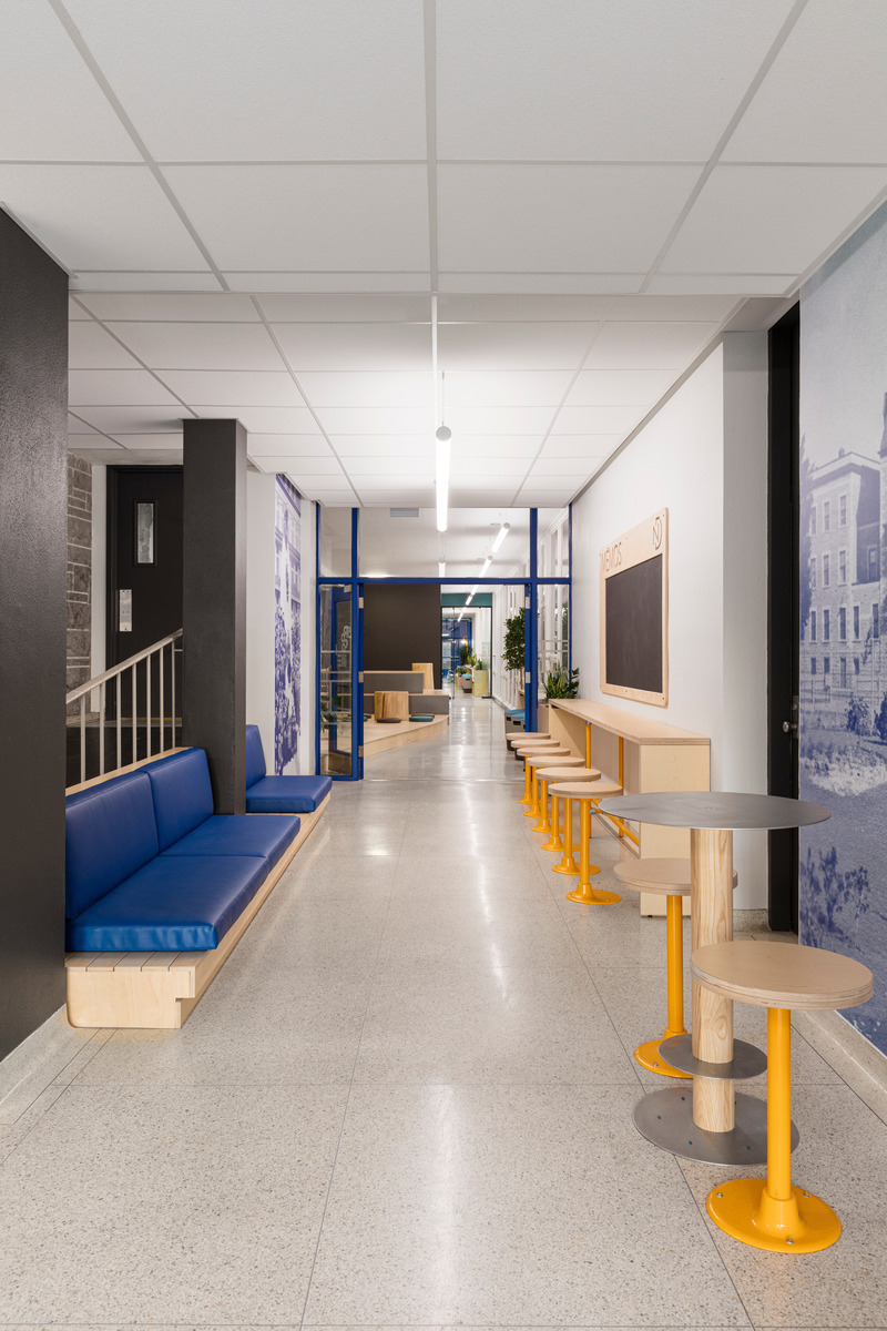 Press kit | 1299-09 - Press release | Collège Notre-Dame - Taktik Design - Institutional Architecture - <pre>Corridor redesigned</pre> - Photo credit: Maxime Brouillet