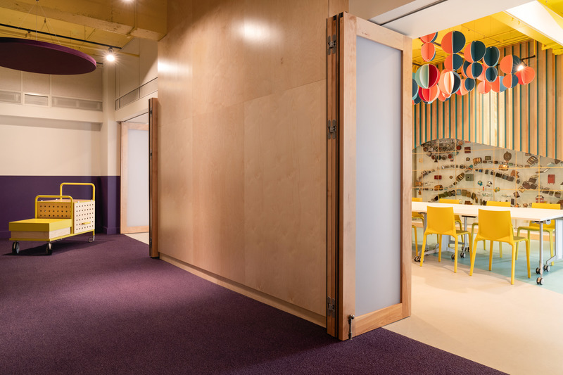 Dossier de presse | 5794-01 - Communiqué de presse | Pointe-à-Callière fait peau neuve et dévoile une toute nouvelle salle éducative haute en couleurs - Inscape le studio & La Camaraderie - Design d’intérieur commercial - Crédit photo : Raphaël Thibodeau