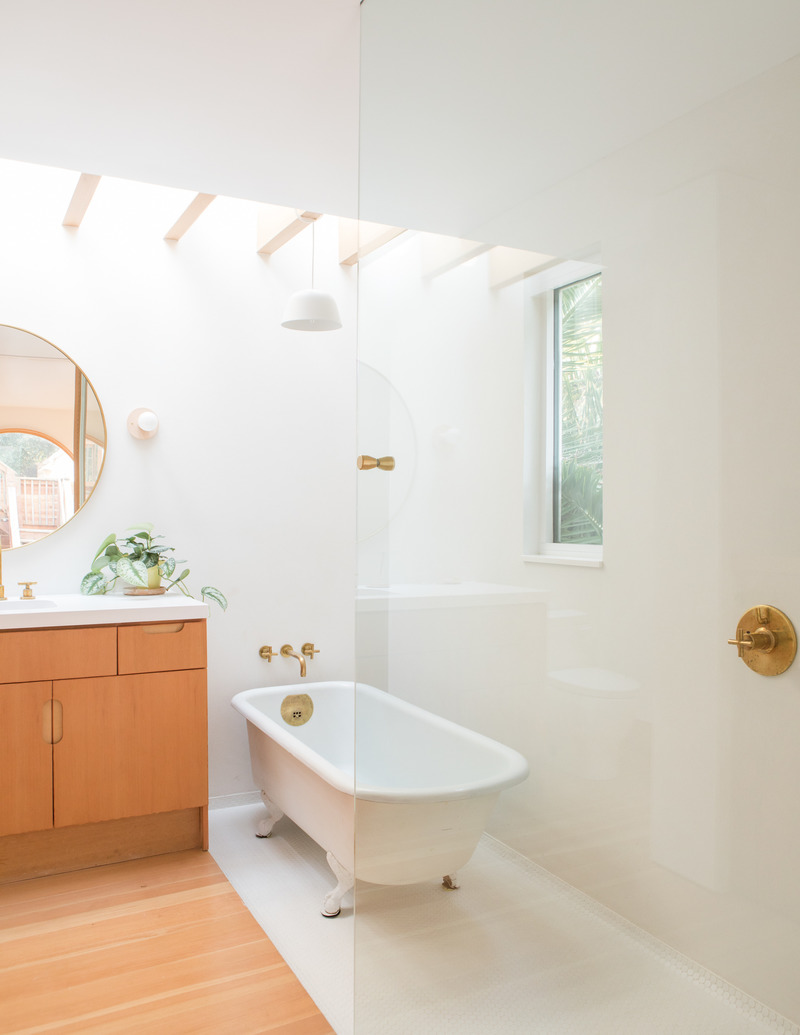 Press kit | 2757-25 - Press release | Medium Plenty's Holistic Designs Are Defined by Material Honesty - Medium Plenty - Residential Architecture -  Carriage House: A fixed glass shower divider creates a room within a room and allows subtle texture.  A lightwell is exposed from the roof deck above the bathtub.  - Photo credit: Melissa Kaseman Photography