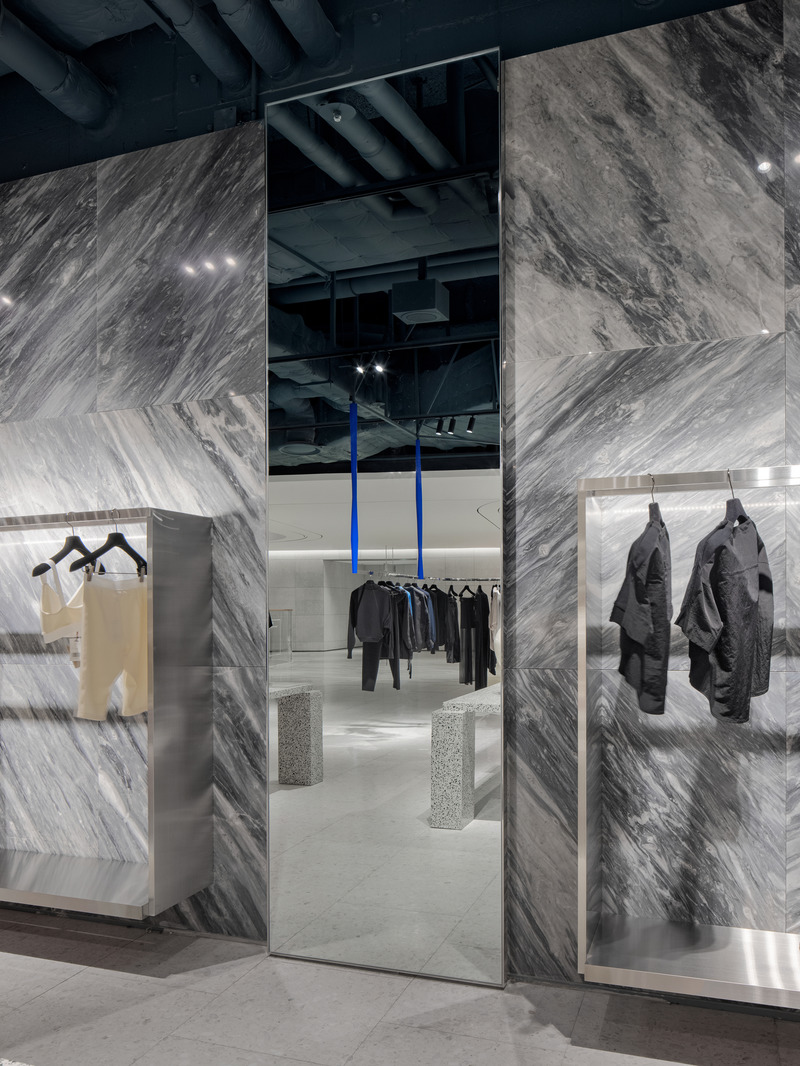 Dossier de presse | 889-04 - Communiqué de presse | Found in Translation: Burdifilek Applies a New Design Language to The Hyundai Seoul - BURDIFILEK - Design d’intérieur commercial - Third Floor_Men and Women Advanced Contemporary Labels and Fashion Accessories - Crédit photo : Yongjoon Choi Photography
