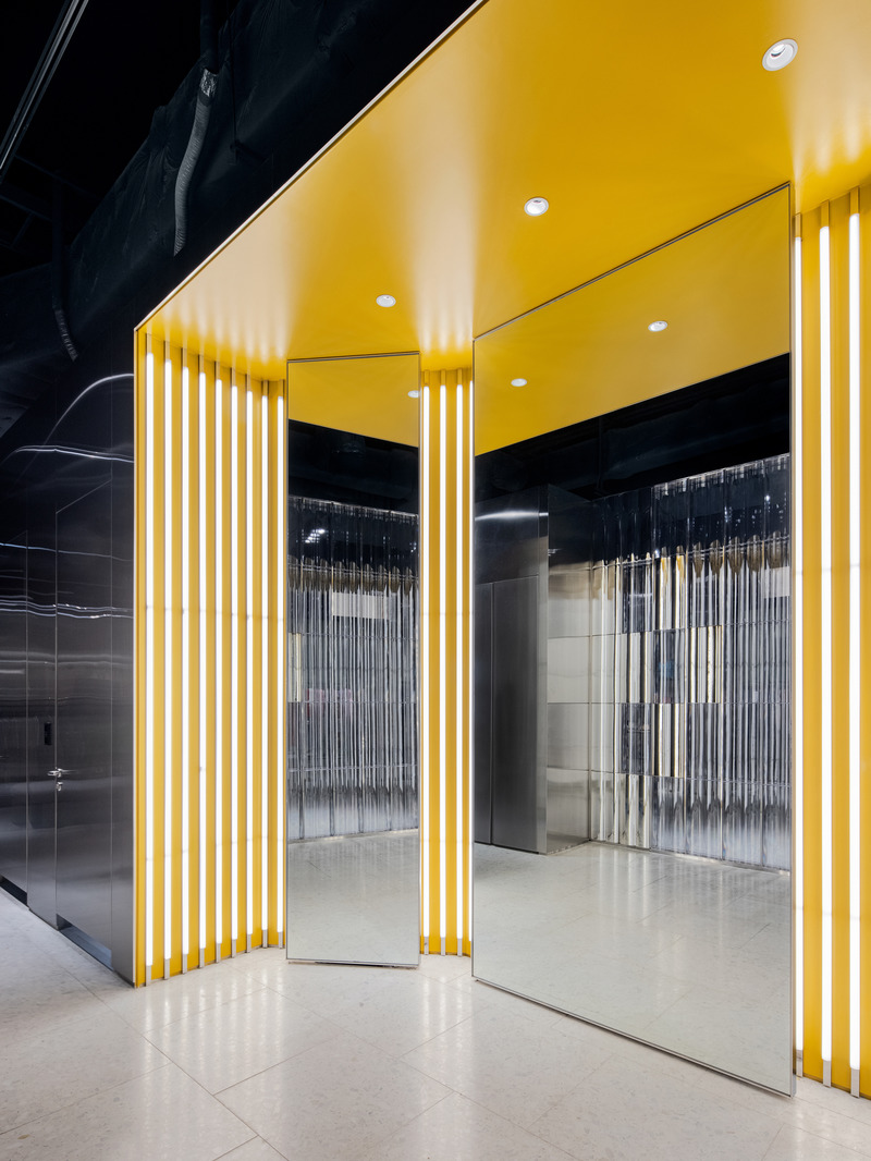 Dossier de presse | 889-04 - Communiqué de presse | Found in Translation: Burdifilek Applies a New Design Language to The Hyundai Seoul - BURDIFILEK - Design d’intérieur commercial - Third Floor_ Men and Women Advanced Contemporary Labels; Change Room - Crédit photo : Yongjoon Choi Photography