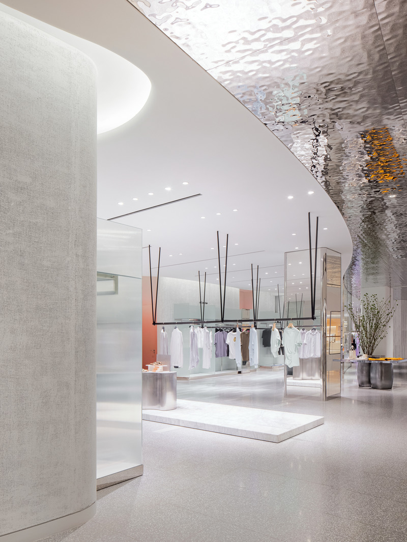Dossier de presse | 889-04 - Communiqué de presse | Found in Translation: Burdifilek Applies a New Design Language to The Hyundai Seoul - BURDIFILEK - Design d’intérieur commercial - Second Floor_Women Contemporary International Fashion Labels, Accessories and Footwear; Detail of Reflective Ceiling and Hanging System - Crédit photo : Yongjoon Choi Photography
