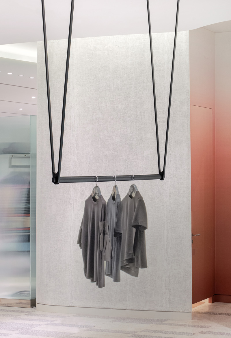 Dossier de presse | 889-04 - Communiqué de presse | Found in Translation: Burdifilek Applies a New Design Language to The Hyundai Seoul - BURDIFILEK - Design d’intérieur commercial - Second Floor_Women Contemporary International Fashion Labels, Accessories and Footwear; Detail of Hanging System - Crédit photo : Yongjoon Choi Photography