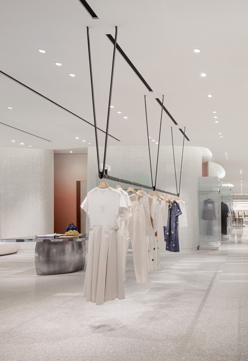 Dossier de presse | 889-04 - Communiqué de presse | Found in Translation: Burdifilek Applies a New Design Language to The Hyundai Seoul - BURDIFILEK - Design d’intérieur commercial - Second Floor_Women Contemporary International Fashion Labels, Accessories and Footwear - Crédit photo : Yongjoon Choi Photography