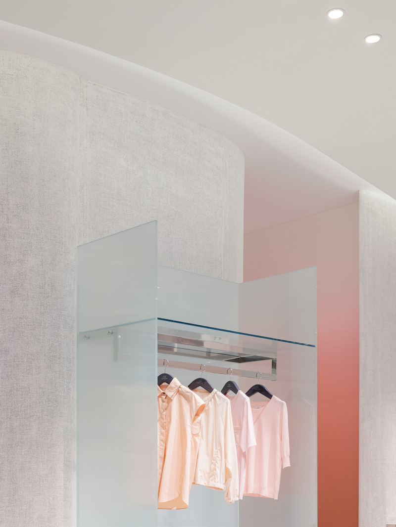 Dossier de presse | 889-04 - Communiqué de presse | Found in Translation: Burdifilek Applies a New Design Language to The Hyundai Seoul - BURDIFILEK - Design d’intérieur commercial - Second Floor_Women Contemporary International Fashion Labels, Accessories and Footwear; Detail of Display and Hanging System - Crédit photo : Yongjoon Choi Photography
