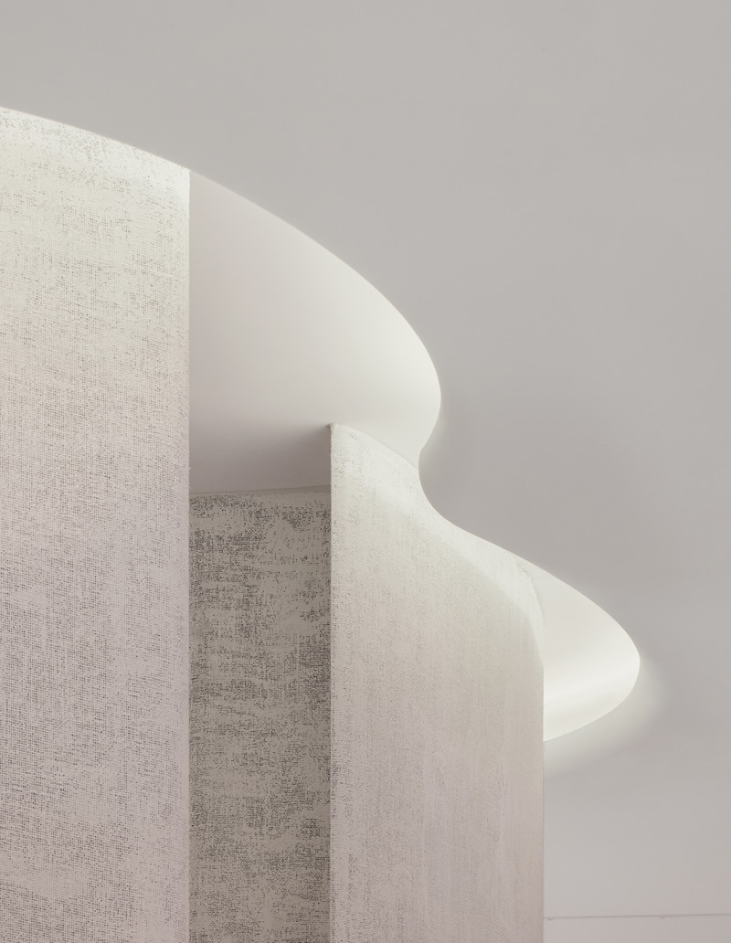 Dossier de presse | 889-04 - Communiqué de presse | Found in Translation: Burdifilek Applies a New Design Language to The Hyundai Seoul - BURDIFILEK - Design d’intérieur commercial - Second Floor_Women Contemporary International Fashion Labels; Ceiling Detail - Crédit photo : Yongjoon Choi Photography