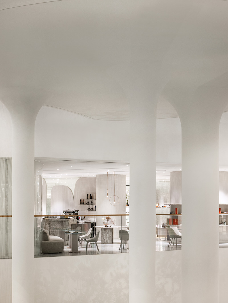 Dossier de presse | 889-04 - Communiqué de presse | Found in Translation: Burdifilek Applies a New Design Language to The Hyundai Seoul - BURDIFILEK - Design d’intérieur commercial - View from Ground Floor Atrium through Waterfall Garden at Second Floor Cafe - Crédit photo : Yongjoon Choi Photography