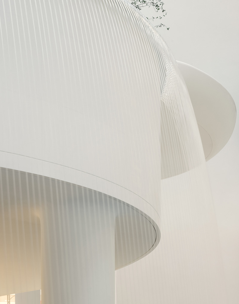 Dossier de presse | 889-04 - Communiqué de presse | Found in Translation: Burdifilek Applies a New Design Language to The Hyundai Seoul - BURDIFILEK - Design d’intérieur commercial - Ground Floor Atrium_ Waterfall Garden Detail - Crédit photo : Yongjoon Choi Photography