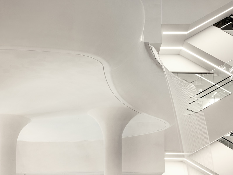 Dossier de presse | 889-04 - Communiqué de presse | Found in Translation: Burdifilek Applies a New Design Language to The Hyundai Seoul - BURDIFILEK - Design d’intérieur commercial - Ground Floor Atrium_ Waterfall Garden Detail - Crédit photo : Yongjoon Choi Photography