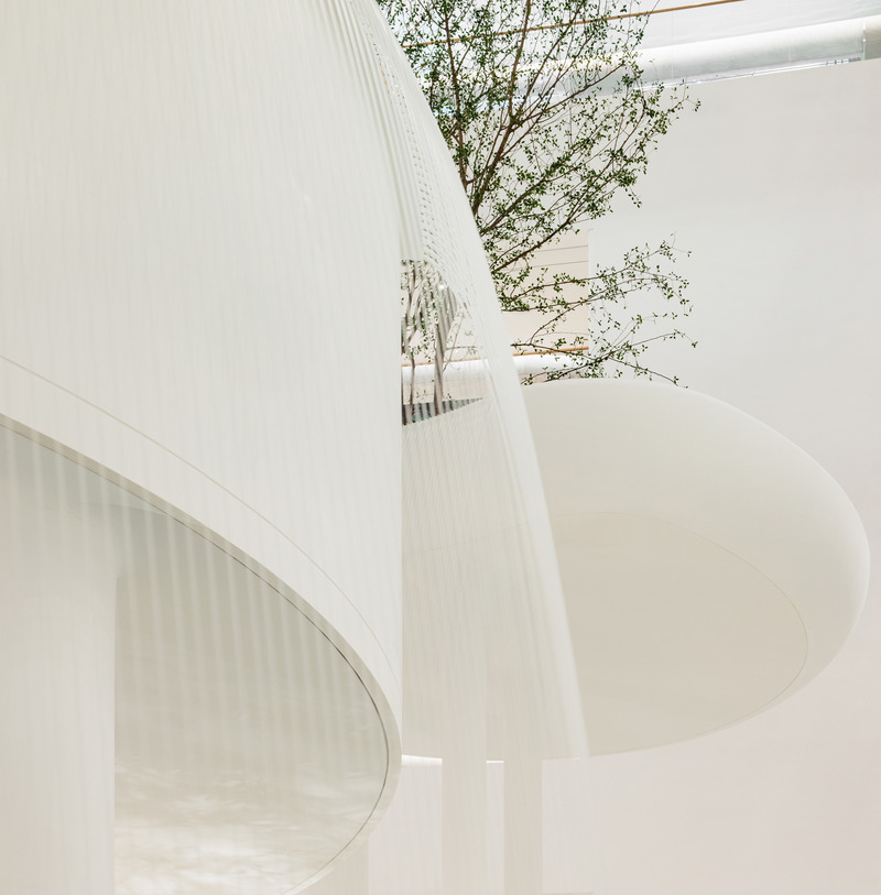 Dossier de presse | 889-04 - Communiqué de presse | Found in Translation: Burdifilek Applies a New Design Language to The Hyundai Seoul - BURDIFILEK - Design d’intérieur commercial - Ground Floor Atrium_ Waterfall Garden Detail - Crédit photo : Yongjoon Choi Photography