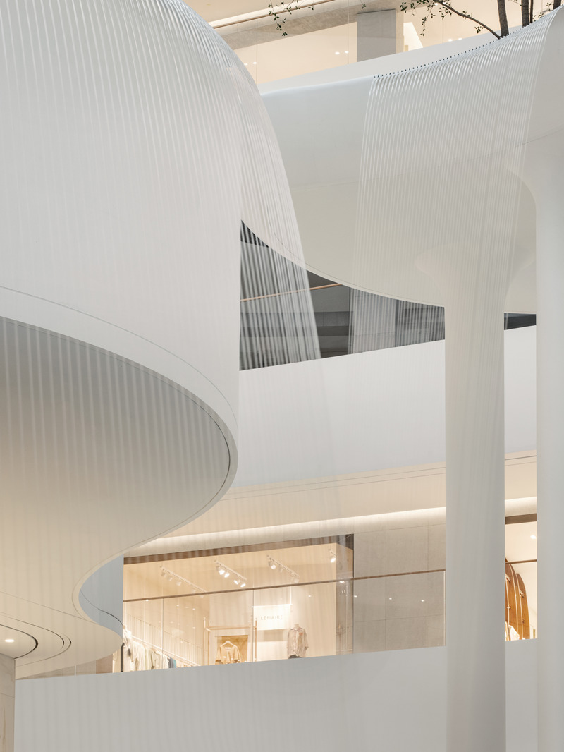Dossier de presse | 889-04 - Communiqué de presse | Found in Translation: Burdifilek Applies a New Design Language to The Hyundai Seoul - BURDIFILEK - Design d’intérieur commercial - Ground Floor Atrium_ Waterfall Garden Detail - Crédit photo : Yongjoon Choi Photography
