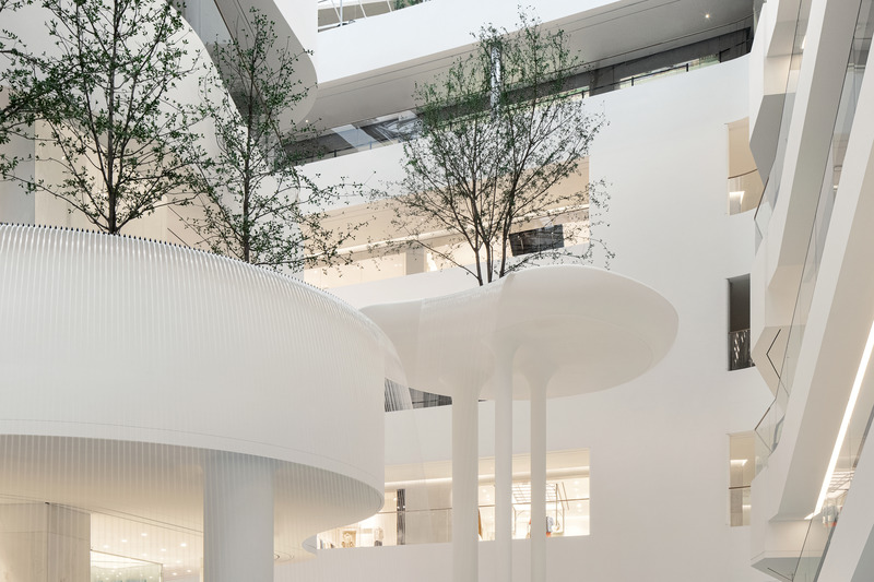 Dossier de presse | 889-04 - Communiqué de presse | Found in Translation: Burdifilek Applies a New Design Language to The Hyundai Seoul - BURDIFILEK - Design d’intérieur commercial - Ground Floor Atrium_ Waterfall Garden - Crédit photo : Yongjoon Choi Photography