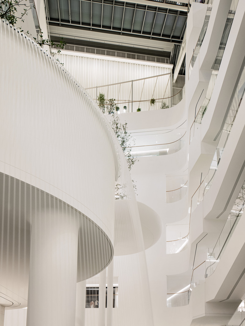 Dossier de presse | 889-04 - Communiqué de presse | Found in Translation: Burdifilek Applies a New Design Language to The Hyundai Seoul - BURDIFILEK - Design d’intérieur commercial - Ground Floor Atrium_ Waterfall Garden - Crédit photo : Yongjoon Choi Photography
