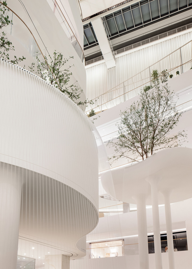 Dossier de presse | 889-04 - Communiqué de presse | Found in Translation: Burdifilek Applies a New Design Language to The Hyundai Seoul - BURDIFILEK - Design d’intérieur commercial - Ground Floor Atrium_ Waterfall Garden - Crédit photo : Yongjoon Choi Photography