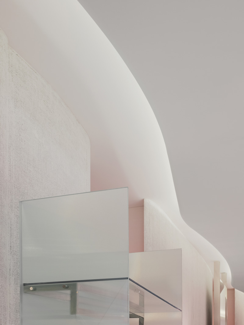 Dossier de presse | 889-04 - Communiqué de presse | Found in Translation: Burdifilek Applies a New Design Language to The Hyundai Seoul - BURDIFILEK - Design d’intérieur commercial - Extra Image_Second Floor,Women Contemporary International Fashion Labels, Footwear and Accessories; Ceiling Details with Display System - Crédit photo : Yongjoon Choi Photography