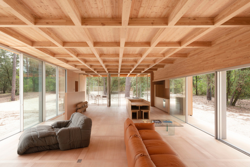 Dossier de presse | 5801-01 - Communiqué de presse | LOOP Design Awards 2021 Winners Announced - LOOP Design Awards - Concours - Wooden villa in France - Designed by Nicolas Dahan Architects - House of the Year Award 2021 - Crédit photo : Vincent Leroux